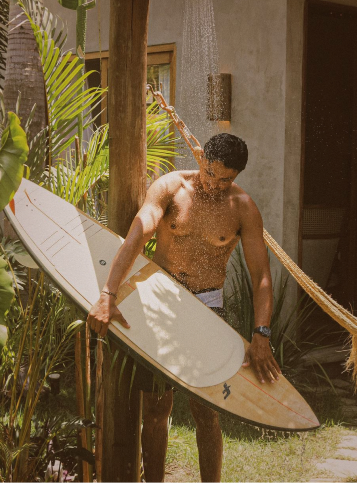 Área lateral com jardim