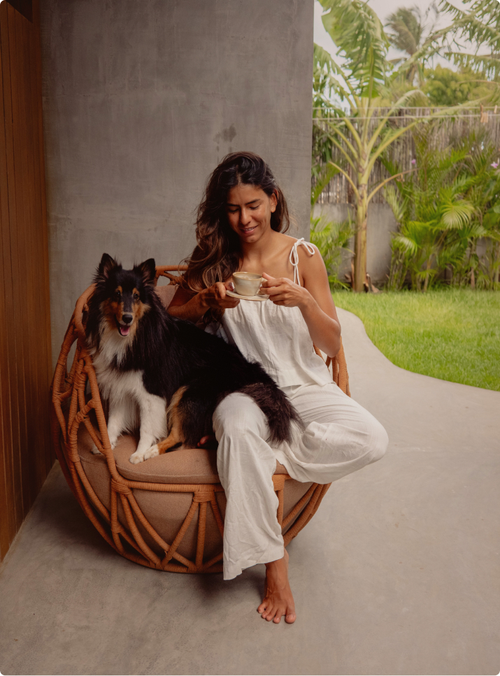 Área lateral com jardim